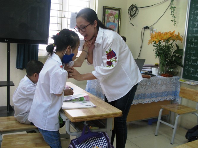 Cô Nguyễn Thị Mai kiên trì dạy HS khiếm thính phát âm.