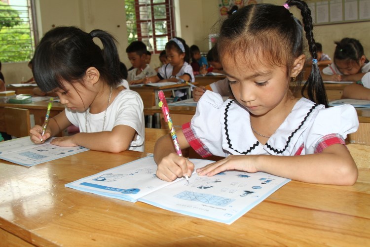 Học sinh lớp 1A, Trường Tiểu học Kiến Quốc, huyện Kiến Thụy trong giờ tập viết. Ảnh: Nguyễn Dịu