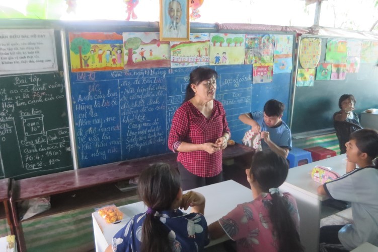 Cô Nguyễn Thị Huỳnh Nga và học trò tại lớp học tình thương.