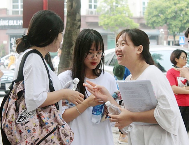 Thí sinh Hà Nội trao đổi về kết quả Kỳ thi tốt nghiệp THPT 2020. 
