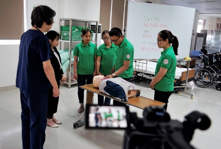 Tập đoàn Y tế Aijinkai (Nhật) cử chuyên gia sang giảng dạy kỹ năng điều dưỡng cho SV Trường ĐH Đông Á. Ảnh: NTCC