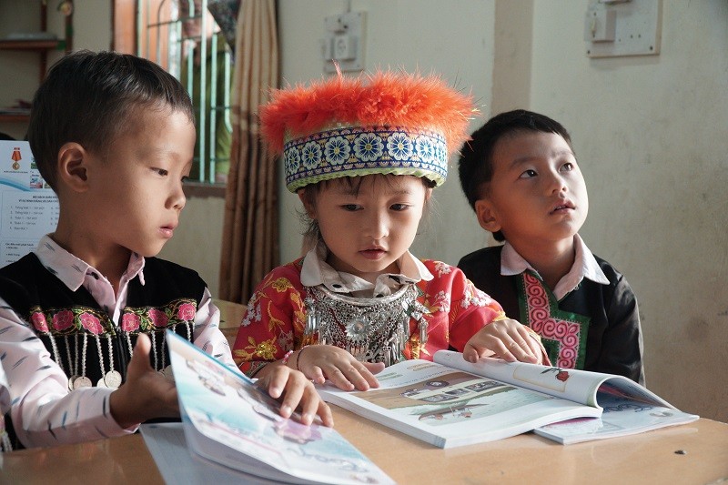 Học sinh Trường Tiểu học Nậm Cắn 1, huyện Kỳ Sơn (Nghệ An) trong giờ học theo SGK mới. Ảnh: Hồ Lài