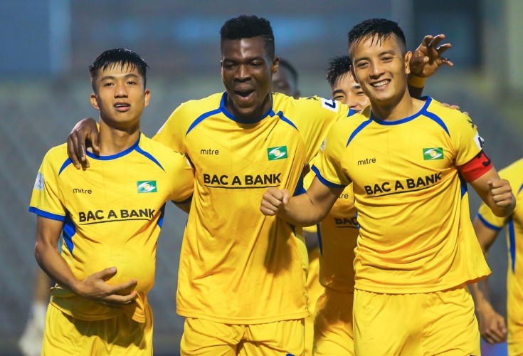 Hoàng Văn Khánh (bên phải) ăn mừng cùng đồng đội trong trận thắng 2-0 trước B.Bình Dương, vòng 2 V-League 2020.
