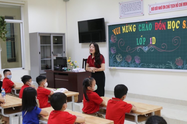 Học sinh lớp 1 Trường Tiểu học Tràng An, Hà Nội trong buổi đầu tiên tới trường. Ảnh: IT