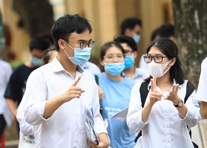 Thí sinh trao đổi về nội dung tuyển sinh của các trường ĐH tại Hà Nội. Ảnh: Thế Đại