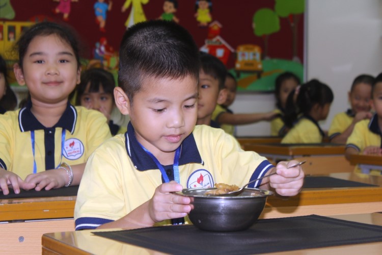 Học sinh Trường Tiểu học Nguyễn Du (quận Hoàn Kiếm) hào hứng với bữa ăn bán trú.