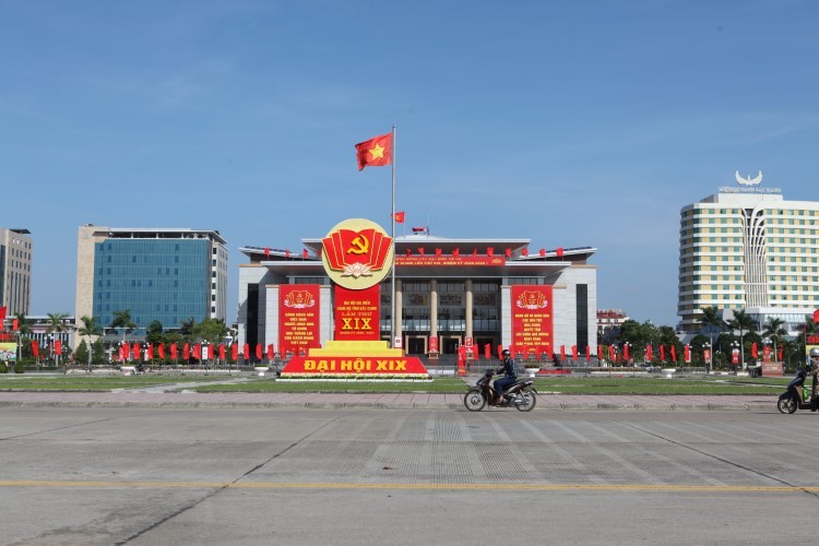Đường phố trang hoàng cờ hoa, chào mừng Đại hội Đảng bộ tỉnh Bắc Giang.