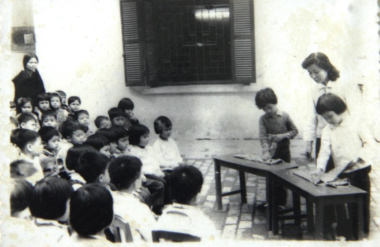 Cô giáo Phi Vân Khanh dạy trẻ trong thời chiến (Ảnh tư  liệu).