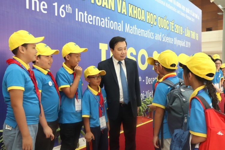 Giám đốc Chử Xuân Dũng trò chuyện với HS tham gia Kỳ thi Olympic Toán và Khoa học cho học sinh tiểu học 2019.