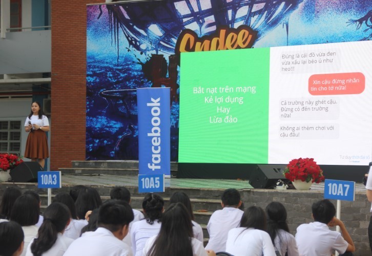 Học sinh THPT Nguyễn Du tham gia chuyên đề về sử dụng mạng xã hội thông minh.