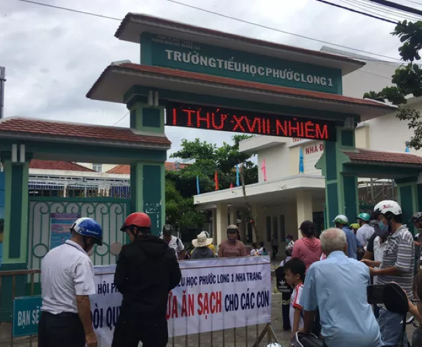 Trường Tiểu học Phước Long 1, TP Nha Trang nơi phụ huynh học sinh phụ huynh phản ánh xảy ra tình trạng bớt xén bữa trưa của học sinh.