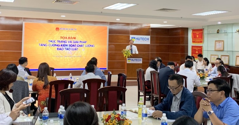Thứ trưởng Bộ GD&ĐT Nguyễn Văn Phúc phát biểu tại tọa đàm.