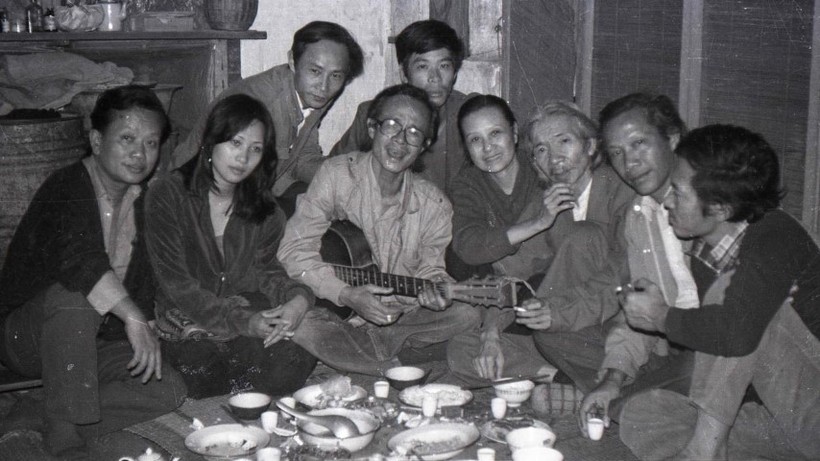 Trịnh Công Sơn và các văn nghệ sĩ tại Hà Nội - ảnh do nhiếp ảnh gia Hà Tường chụp năm 1983.