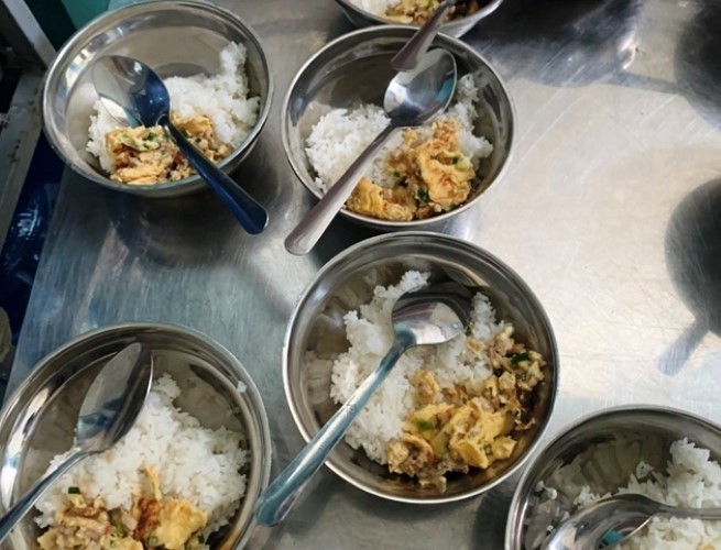 Hàng nghìn học sinh bị ăn bớt khẩu phần ở Khánh Hòa: Tạm dừng bếp ăn bán trú