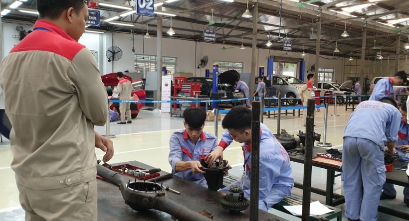 Đào tạo thực hành nghề Công nghệ ô tô tại Trường CĐ Cơ điện Hà Nội. 