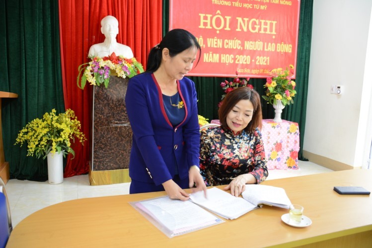 Chánh Thanh tra Sở GD&ĐT Phú Thọ nắm bắt thông tin thu - chi tại Trường Tiểu học Tứ Mỹ (huyện Tam Nông).