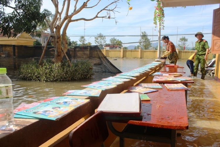 Toàn bộ sách vở, bàn ghế học sinh tại Trường Tiểu học và Mầm non Thạch Tân (huyện Thạch Hà) đều đã bị ướt, hư hỏng.
