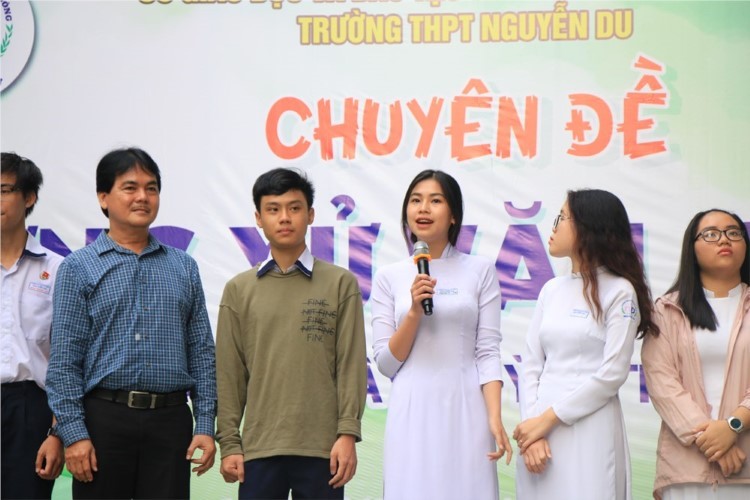 Học sinh Trường THPT Nguyễn Du (TPHCM) tham gia chuyên đề Ứng xử văn minh. Ảnh: NTCC 