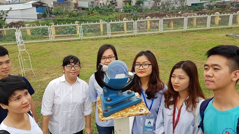 Sinh viên thực hành quan trắc tại trạm khí tượng Hà Đông (Hà Nội). Ảnh: NVCC