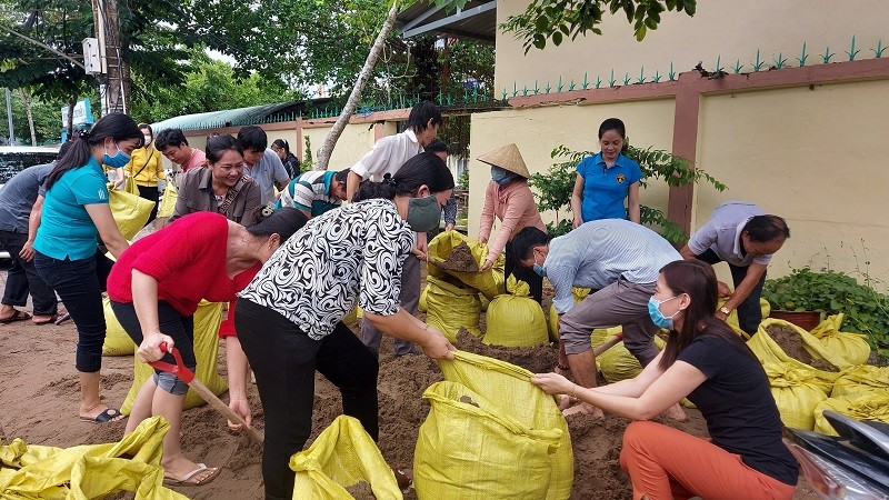 Thầy cô giáo Trường Tiểu học Thị trấn 1, huyện Vĩnh Thuận (Kiên Giang) gia cố trường học bằng bao cát để kịp đón HS trở lại lớp.