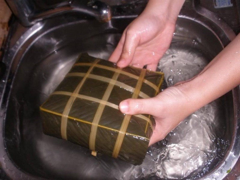 Rửa bánh sau khi luộc là khâu quan trọng để tránh nấm mốc.