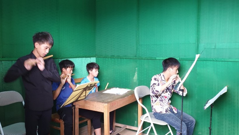 Tráng A Linh (ngồi đầu) cùng các bạn học thổi sáo.