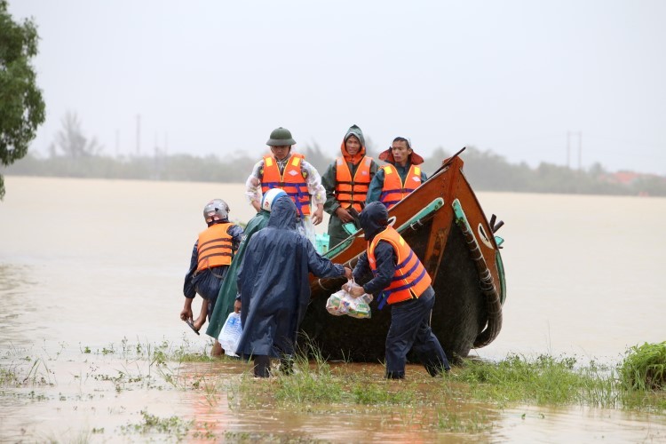 Thuyền của ngư dân Hải Ninh đón vận chuyển hàng cứu trợ cho bà con vùng lụt Quảng Ninh.