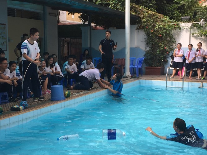 Học sinh Trường THCS Trần Văn Ơn, Quận 1 tham gia chuyên đề kỹ năng an toàn dưới nước. Ảnh minh họa: P.Nga 