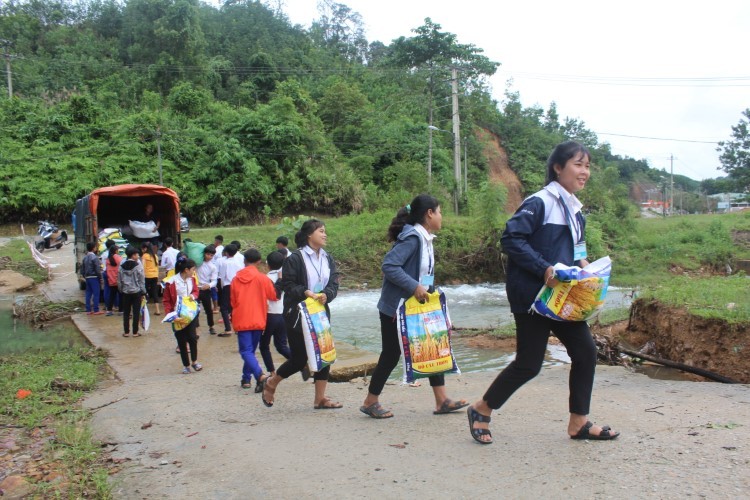 Học sinh Trường THPT Võ Chí Công (Tây Giang) được hỗ trợ gạo khi chuyển về địa điểm học tập mới. 