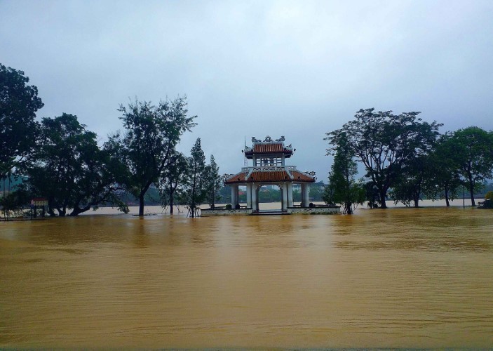 Nước lũ tràn bờ sông Hương ở Huế. Ảnh: ITN