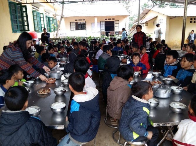 Bữa ăn bán trú của HS Trường PTDTBT Tiểu học Cố Ly 1 (Bắc Hà – Lào Cai). Ảnh: NTCC