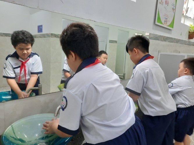 Học sinh Trường Tiểu học Trần Danh Lâm, Quận 8 (TPHCM)
rửa tay sau khi đi vệ sinh. Ảnh: TG
