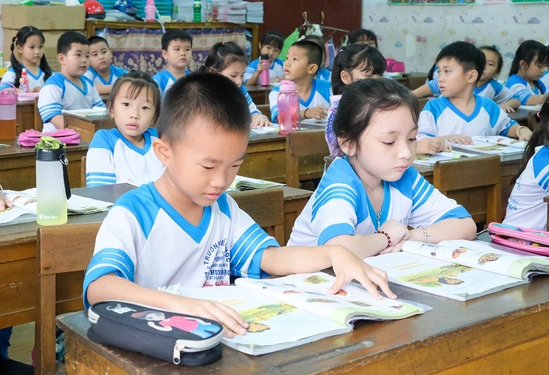 HS lớp 1, Trường Tiểu học Trần Hưng Đạo, quận Ô Môn (TP Cần Thơ) trong giờ học Tiếng Việt.
