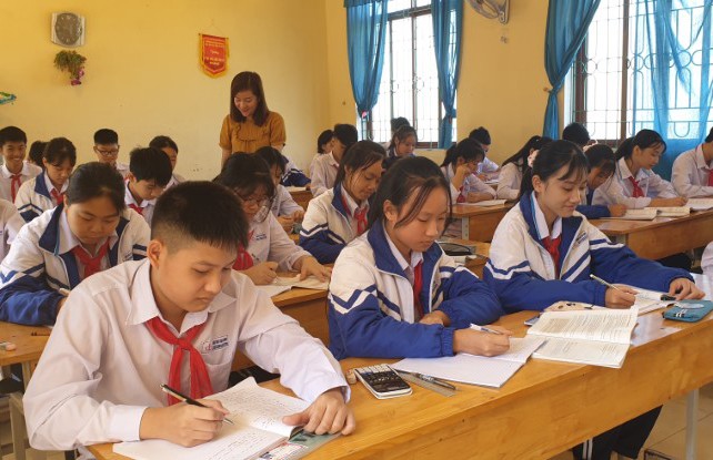 Học sinh Trường THCS Thụy Hương, huyện Kiến Thụy (Hải Phòng) trong giờ học môn Văn.