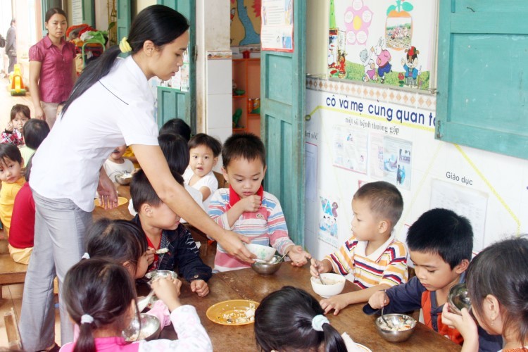 Chăm sóc trong giờ ăn cho học sinh tại Trường Mầm non Hoa Sen, huyện Cam Lộ (Quảng Trị). Ảnh: H.Cường 
