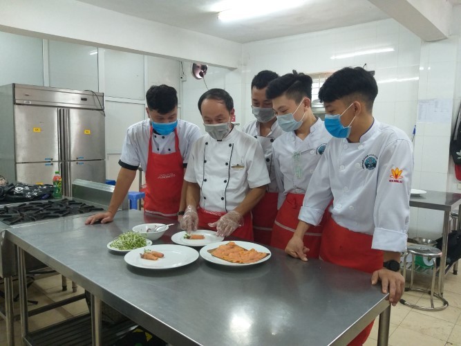 Giờ học thực hành nấu ăn của HS Trường Trung cấp nghề nấu ăn – nghiệp vụ du lịch và thời trang Hà Nội.