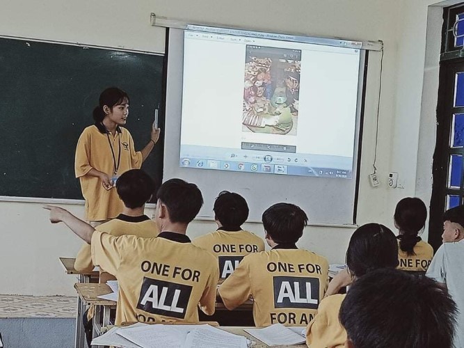 Học sinh Trường THPT Mường Nhé hứng thú với việc nghiên cứu văn hóa truyền thống của đồng bào dân tộc Hà Nhì. Ảnh: Nhân vật cung cấp