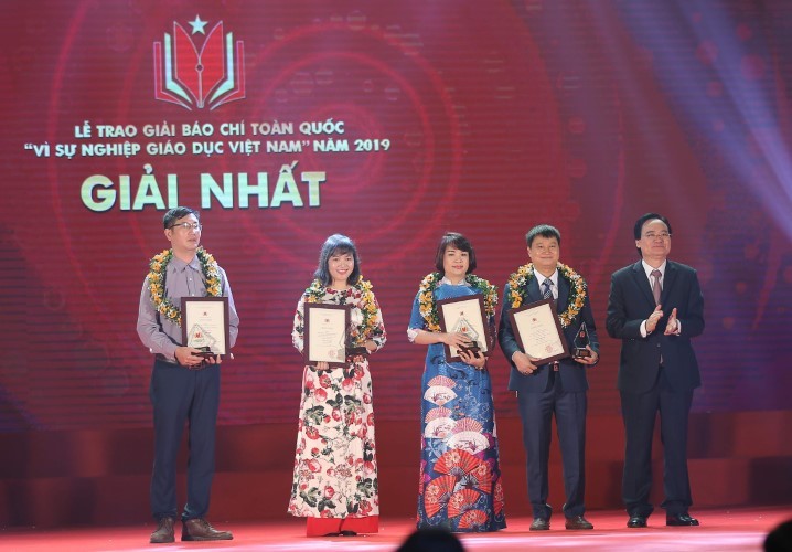 Bộ Trưởng Bộ GD&ĐT Phùng Xuân Nhạ trao giải Nhất cho các tác giả và nhóm tác giả tại Giải báo chí vì sự nghiệp giáo dục Việt Nam năm 2019. Ảnh tư liệu: Thế Đại