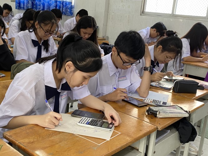 Học sinh Trường THPT Trần Hữu Trang, Quận 5 kiểm tra giữa kỳ I năm học 2020 - 2021 với hình thức trực tuyến. Ảnh: D.Phú