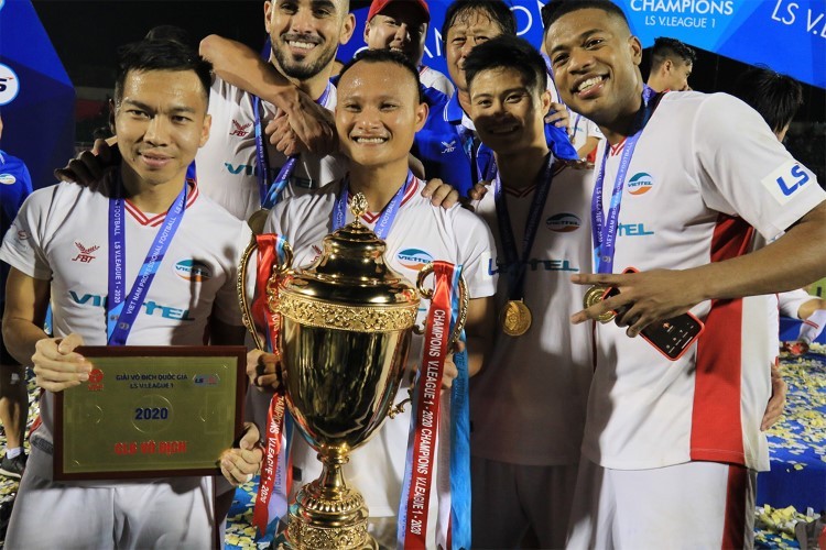 Nguyễn Trọng Hoàng lần thứ tư vô địch V-League, gồm SLNA (2011), B.Bình Dương (2014, 2015) và Viettel (2020).