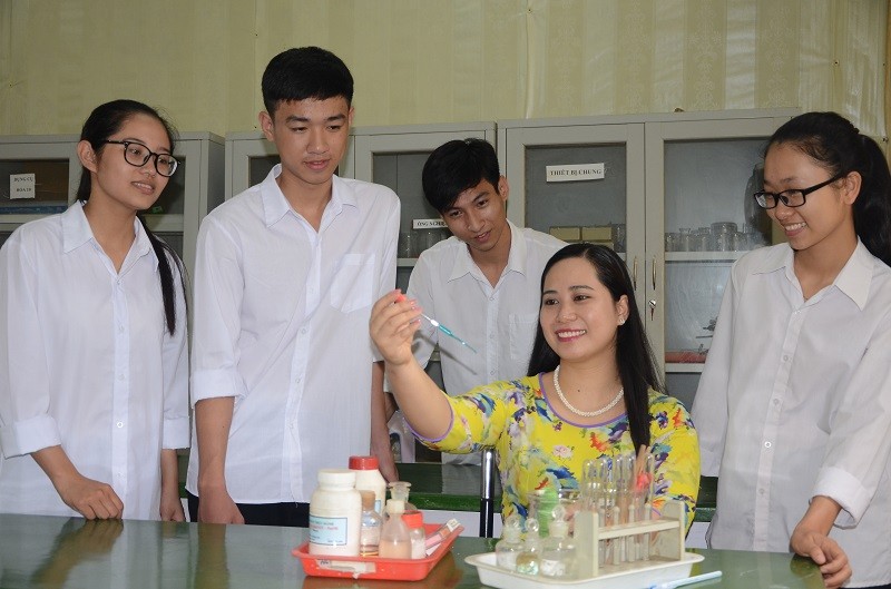 Cô  Nguyễn Thị Lan Phương đem niềm vui học tập đến học trò.