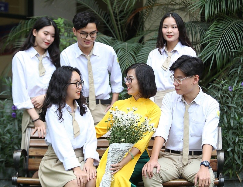 Cô và trò Trường THPT Phan Huy Chú Hà Nội. Ảnh Thế Đại