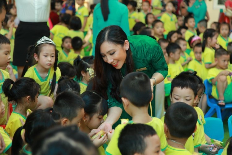 Cô Nguyễn Kim Thoa hạnh phúc bên trẻ thơ.