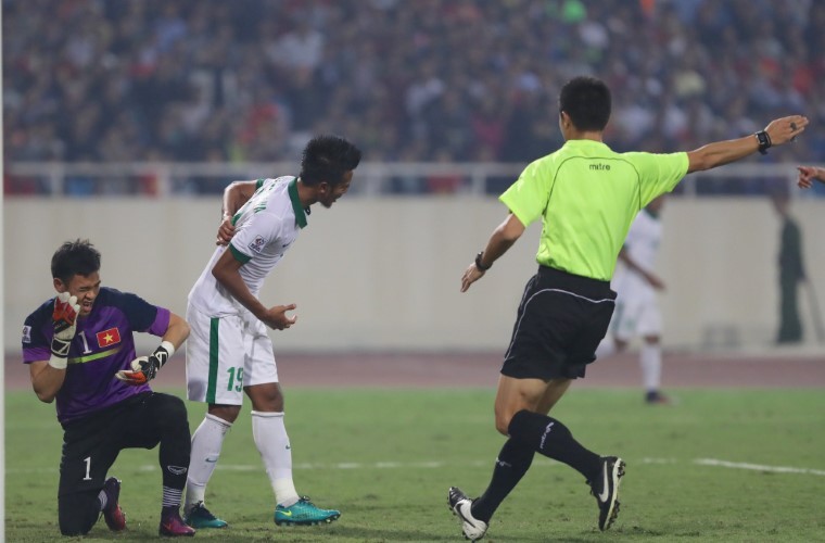 Pha bóng dẫn đến chiếc thẻ đỏ của Nguyên Mạnh tại Mỹ Đình trong trận lượt về bán kết AFF Cup 2016.