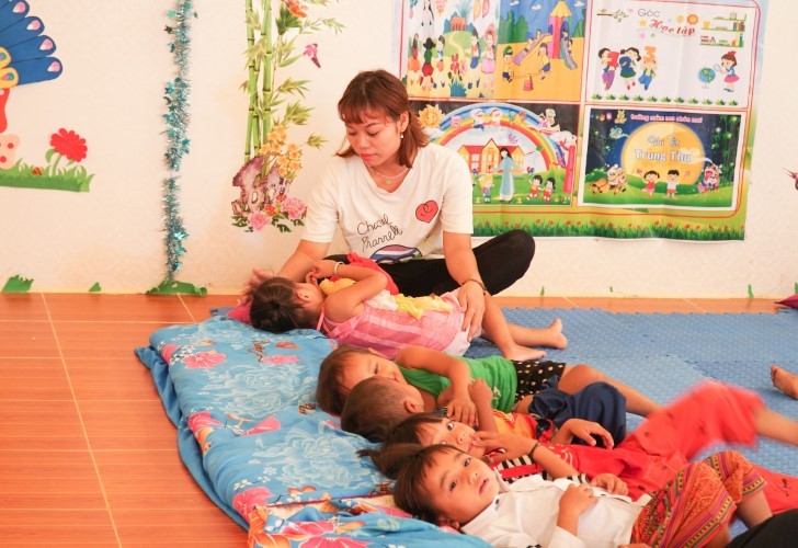 Cô Lữ Thị Lan Anh cho trẻ ngủ trưa tại điểm bản Na Lợt, Trường Mầm non Nhôn Mai, Tương Dương, Nghệ An.