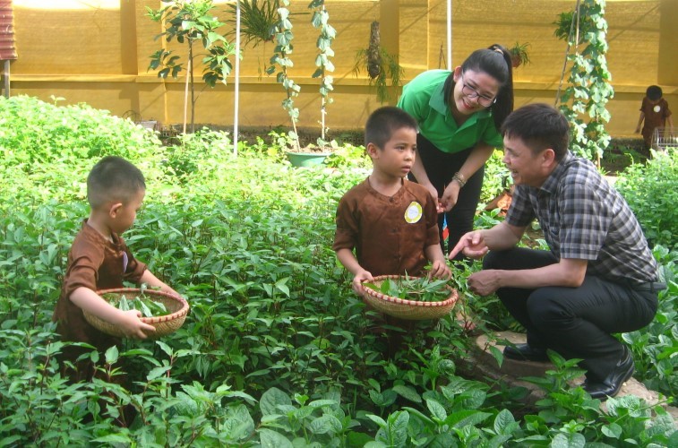 Vụ trưởng Nguyễn Bá Minh thăm vườn rau của HS Trường MN Thái Tân (huyện Nam Sách, Hải Dương). Ảnh: TG