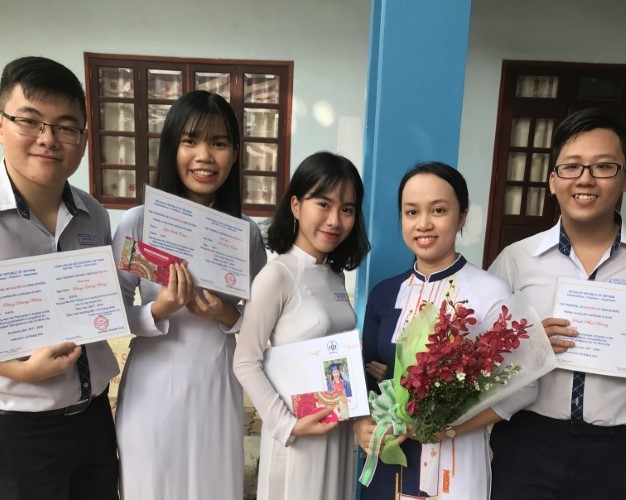 Cô giáo Lê Hoàng Anh cùng HS Trường THPT Nguyễn Du đoạt giải tại Cuộc thi Học sinh giỏi thành phố môn Tiếng Anh. 