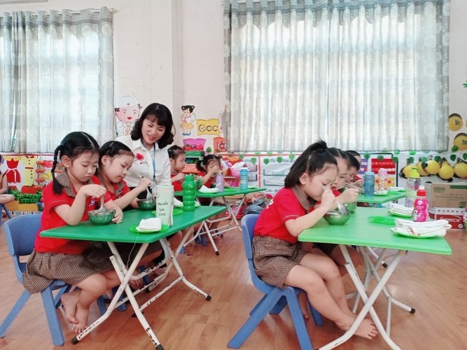 Bữa ăn bán trú tại Trường MN Hà Lầm, TP Hạ Long, tỉnh Quảng Ninh. Ảnh: TG