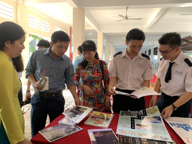 Học sinh, thầy cô tham quan các sản phẩm của dự án Sài Gòn by bus trong buổi tổng kết dự án ngày 17/11 tại Trường THPT Lê Quý Đôn, Quận 3, TPHCM. Ảnh: Phan Nga