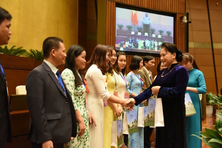 Chủ tịch Quốc hội Nguyễn Thị Kim Ngân trao quà cho các nhà giáo, cán bộ quản lý GD tiêu biểu. Ảnh: Thế Đại
